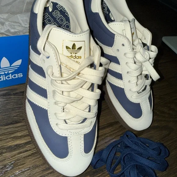 adidas Samba OG W in Navy/Cloud White with Gold Accents - Picture 4 of 7